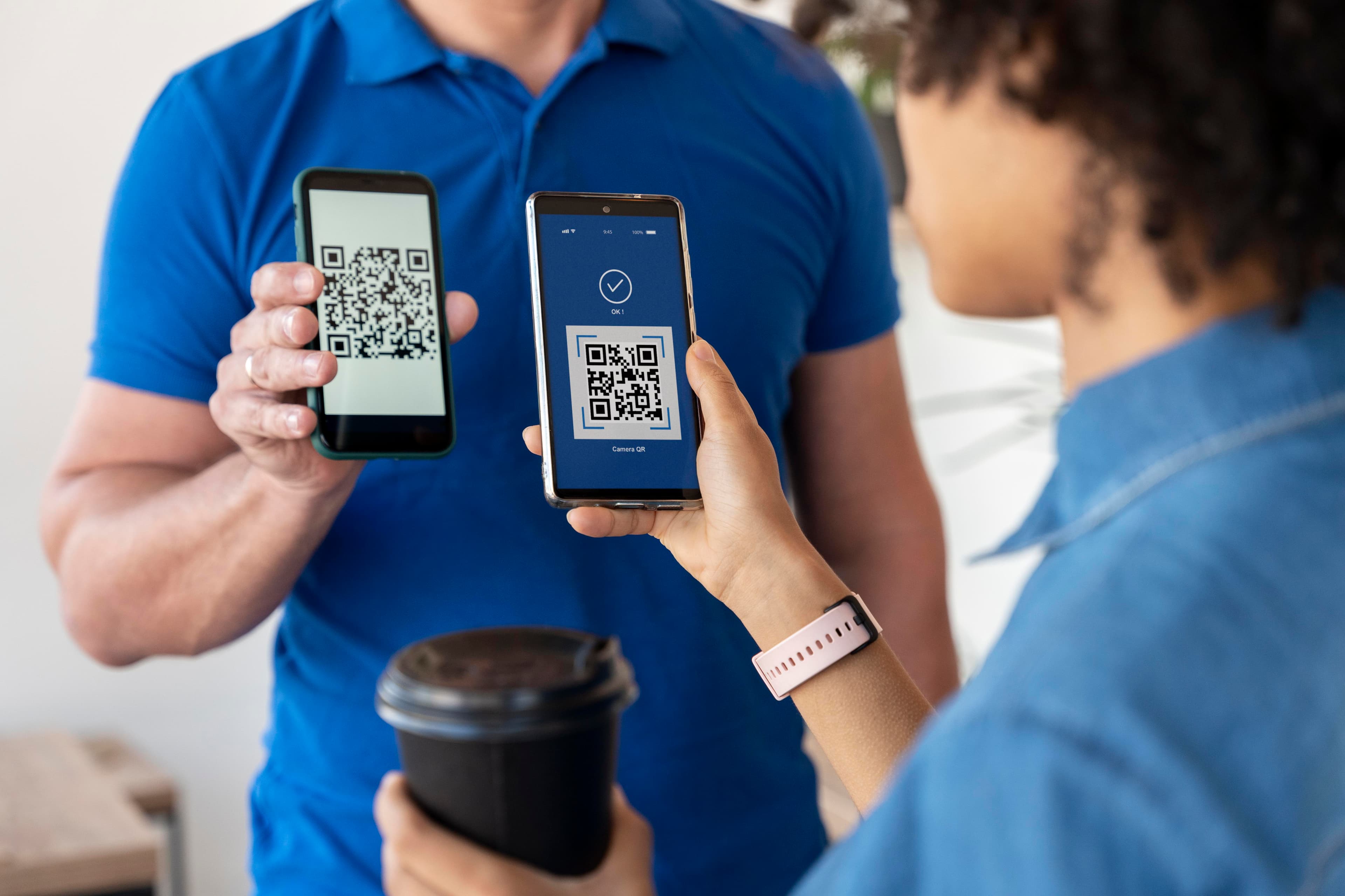 Cliente escaneando código QR para tarjeta de fidelidad digital